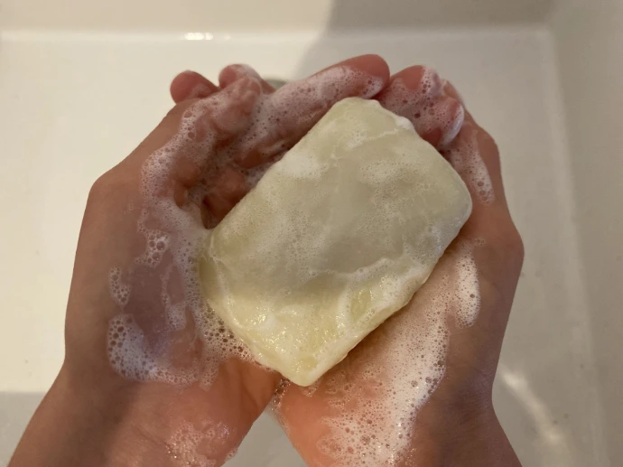 mousse de savon artisanal saponifié à froid entre deux mains